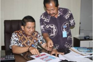 Direktur PDAM bersama Kabag Hubang saat membahas program diskon yang berllaku pada bulan Oktober hingga Desember 2014.